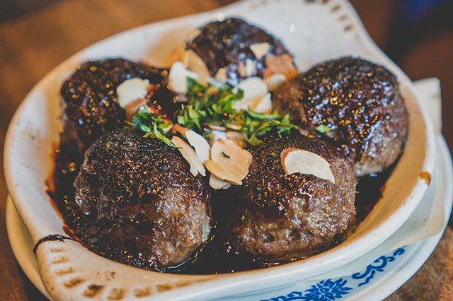 Everyone comes to @olea_mediterranean_taverna in Fort Greene for brunch, but it’s the…