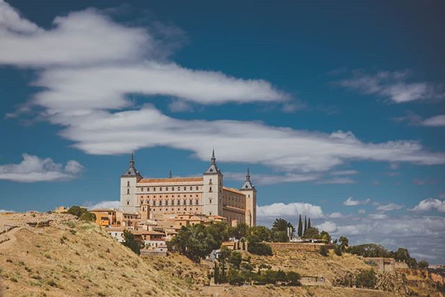 The Alcázar de Toledo, far and near.