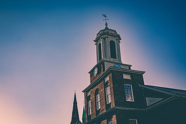 Charles Street Meeting House, just calmly being haunted. ⁣